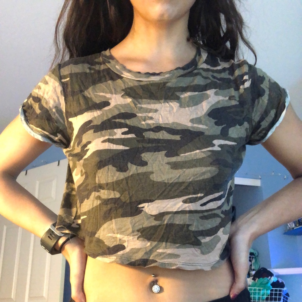 Cropped camo tee